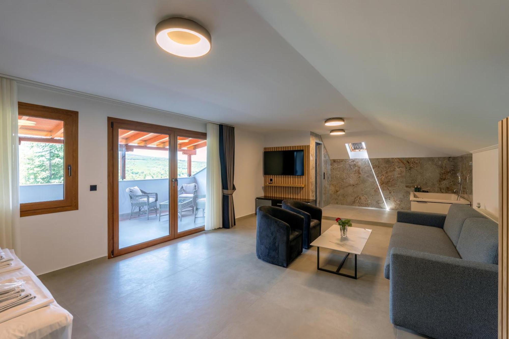 Hotel Agistro Angistron ภายนอก รูปภาพ