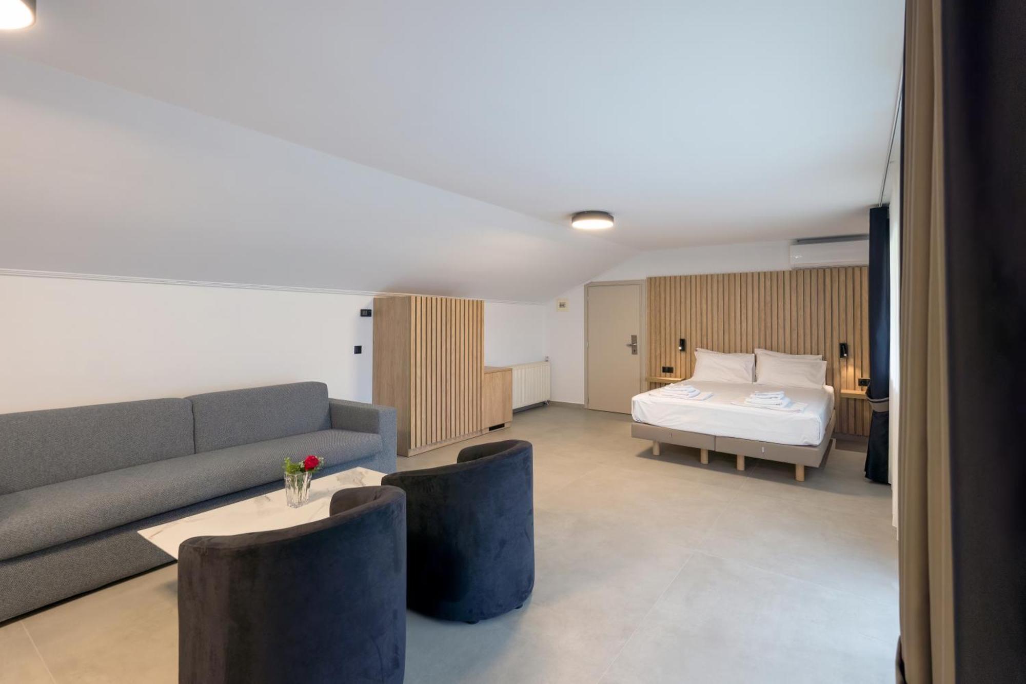 Hotel Agistro Angistron ภายนอก รูปภาพ